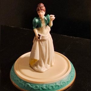 Avon  MRS P. F. E. ALBEE FIGURINE 1995 Presidents Club Mrs Albee Figurine